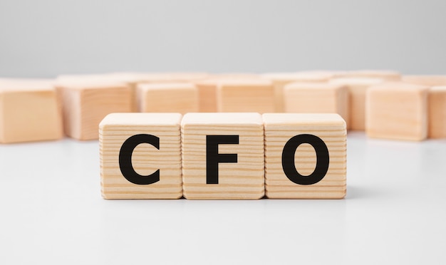 Word CFO feito com blocos de madeira