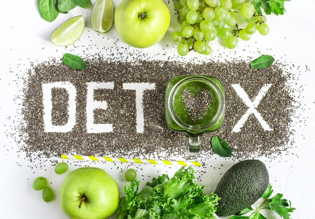 Word detox está hecho de semillas de chía Ingredientes y batidos verdes Concepto de dieta que limpia el cuerpo alimentación saludable