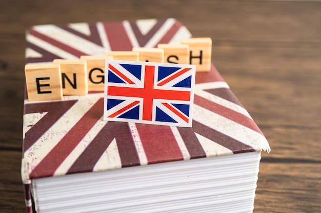 Word English en el libro con la bandera del Reino Unido aprendiendo el concepto de cursos de inglés