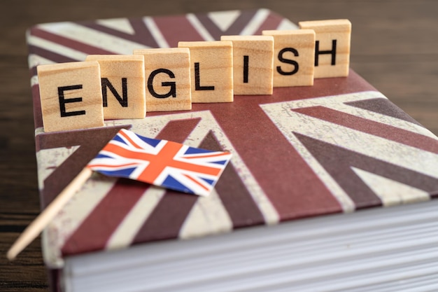 Word English en el libro con la bandera del Reino Unido aprendiendo el concepto de cursos de inglés