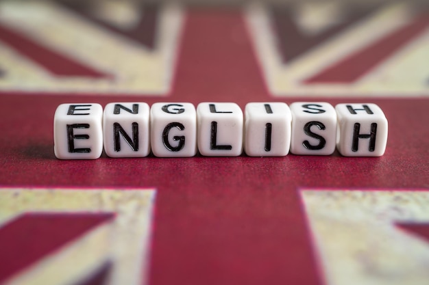 Word English na bandeira do Reino Unido aprendendo o conceito de cursos de língua inglesa