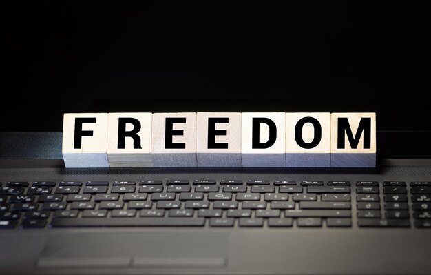 Foto word freedom written on wooden blocks