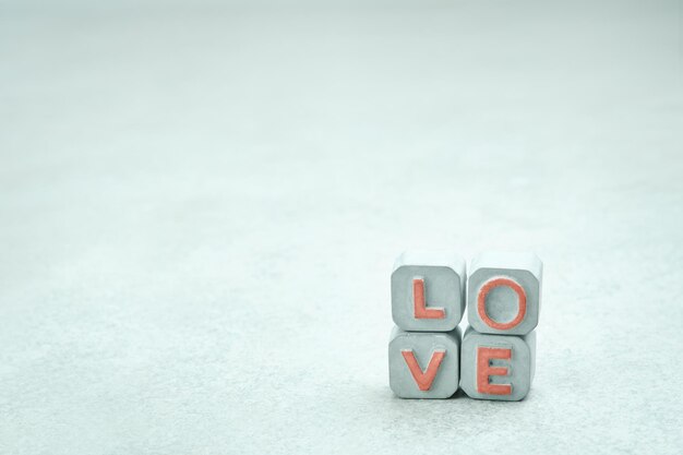 Word Love hecho de letras de hormigón gris Día de San Valentín