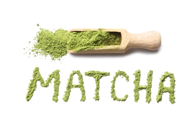 Word Matcha hecho de polvo verde y cuchara de madera aislada en vista superior blanca
