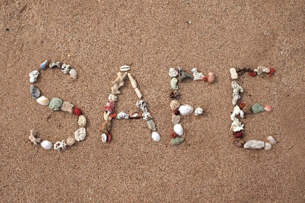 Word Safe aus Muscheln am Sandstrand