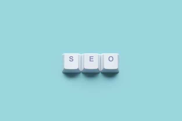 Word Search Engine Optimization SEO escrito nas teclas do teclado do computador