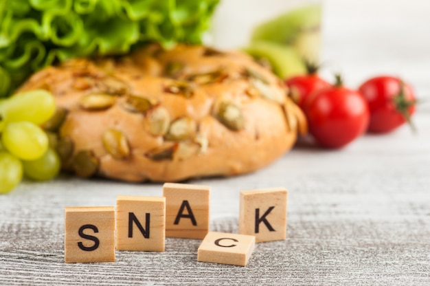 Word Snack y bagel con ensalada