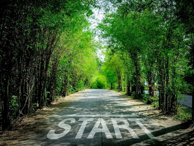 Word START novo conceito de começo Texto escrito na estrada de concreto local no meio envolvente com floresta de bambu verde Conceito de meta de planejamento desafiar novos pequenos negócios e startup