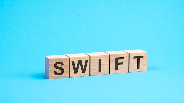 Word swift feito com blocos de construção de madeira texto é escrito em letras pretas fundo azul