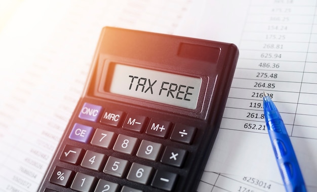 Word Tax Free na calculadora. Conceito de negócios e impostos.