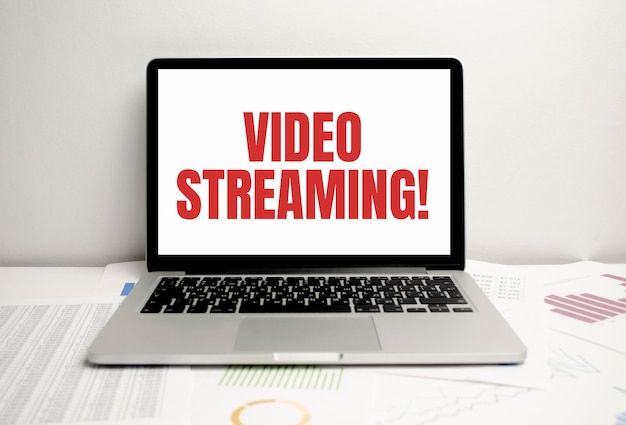 Word-Video-Streaming auf Laptop-Display und Diagrammen