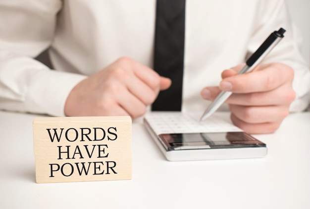 Words Have Power Notebook en mesa de madera Presentación de ideas analizar planes