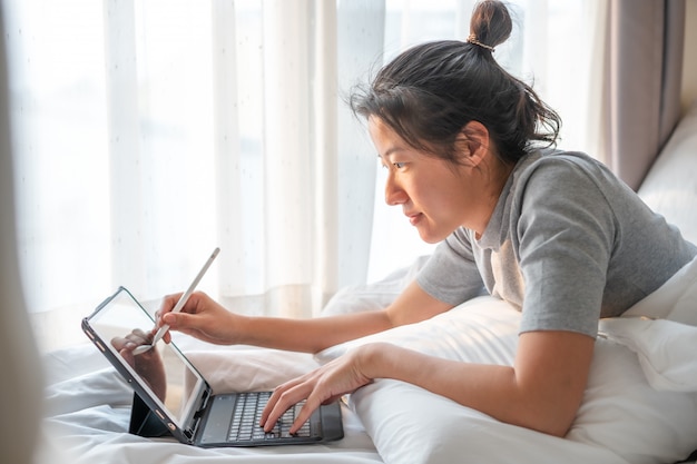 Foto work from home-konzept, frau selbstquarantäne zu hause für soziale distanzierung