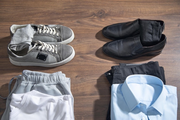 Work-Life-Balance-Konzept Geschäfts- und Freizeitschuhe und -kleidung