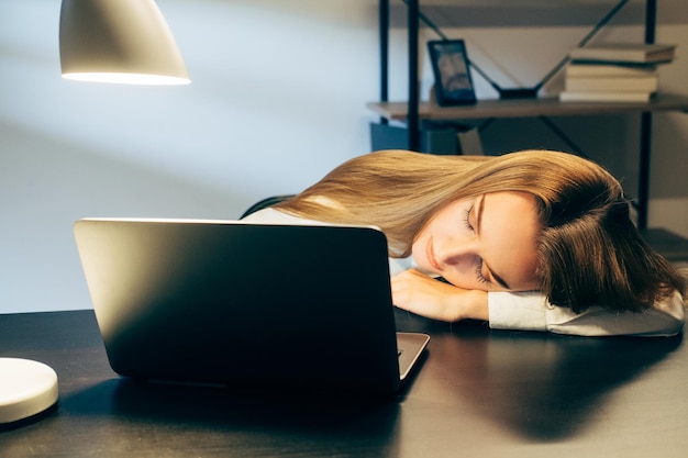 Workaholic trabajo remoto cansado dormir mujer oficina