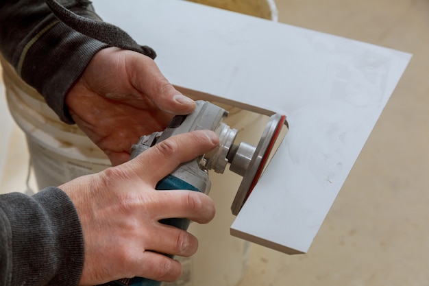 Foto worker in verwendet mühle zum schneiden von fliesen porzellan steinzeug arbeit