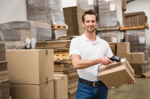 Worker-Scan-Paket im Lager