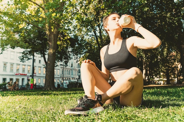 Workout-Stretching-Sport an der Küste im Sommer im Park