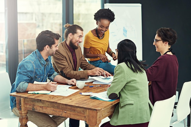Workshop criativo e grupo de pessoas em bate-papo de negócios para planejar estratégia e compartilhar ideias no escritório Reunião de design e equipe trabalhando juntos em apresentação em desenvolvimento de crescimento ou suporte