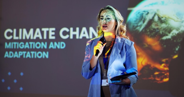 Workshop de apresentação e orador num palco para convenção e seminário de feiras comerciais sobre alterações climáticas Público orador e mulher no tablet num evento para a sustentabilidade ambiental e a agricultura