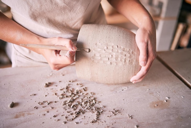 Workshop-Hände oder Frauen, die Keramik schnitzen, kreatives Skulpturendesign oder Formenherstellungsprozess Keramik-Ton-Laden-Startup-Kleinunternehmer oder Künstler, die im Studio an handgefertigten Kunstprodukten arbeiten