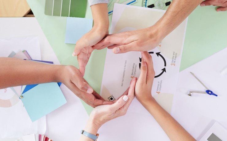 Foto workshop pessoas criativas e de negócios com as mãos em círculo colaboração e papelada para ideias agência de design trabalho em equipe e planejamento de projetos scrum para desenvolvimento de crescimento e apoio de cima