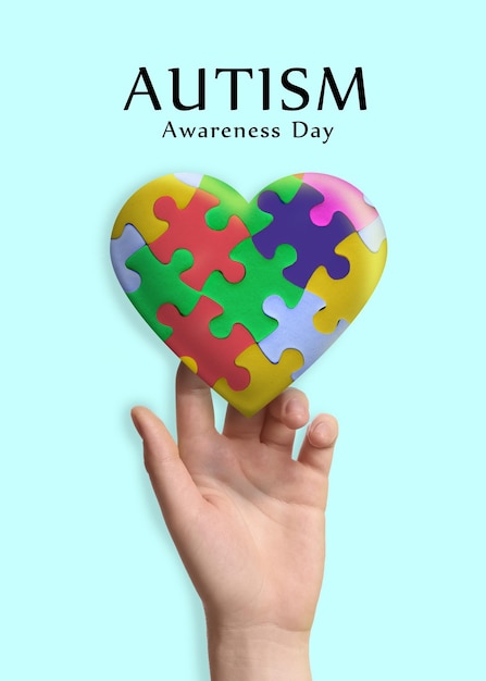 Foto world autism awareness day herz aus bunten puzzleteilen und frau auf hellblauem hintergrund, nahaufnahme