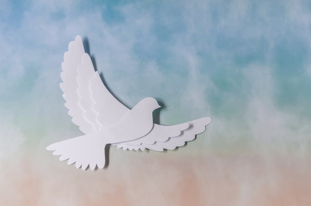 World Peace Day Grußkartenvorlage. Weiße Taube fliegen am Himmel.