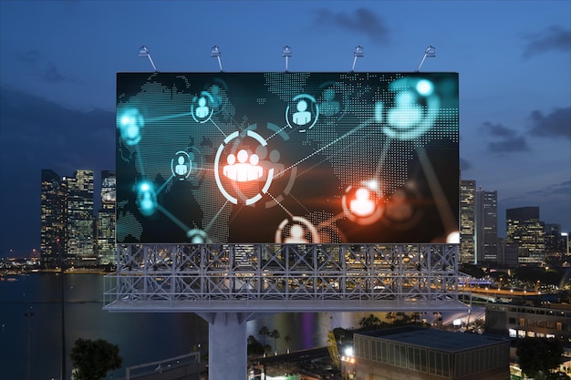 World Planet Earth Map Hologramm und Social Media Icons auf Billboard über Nacht Panoramablick auf die Stadt von Singapur Südostasien Networking und Aufbau neuer Verbindungen zwischen Menschen Globe