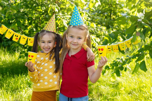 World Smile Day Kinderfreundschaft verschiedene Emotionen auf Pappbechern