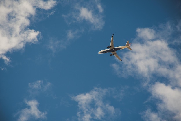 Worms Eye View von Flugzeugen, die am Himmel fliegen Foto