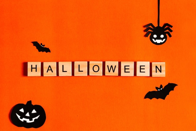 Wort Halloween aus Holzklötzen mit Schriftzug