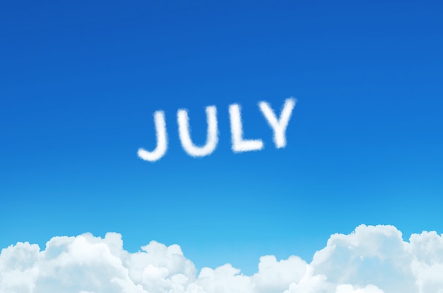 Wort Juli aus Wolkendampf auf blauem Himmelshintergrund. Monatsplanung, Fahrplankonzept.