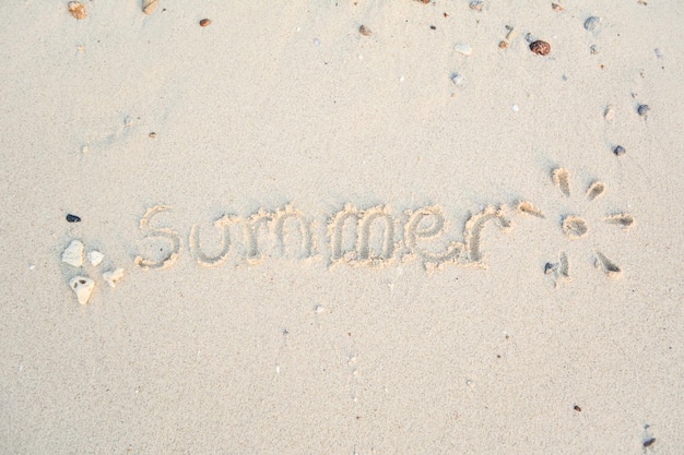 Wort Sommer auf Sand geschrieben.