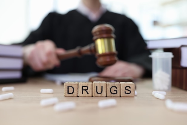 Wortdrogen aus Würfeln und verstreuten Pillen auf der Richtertheke im Gerichtssaal sind nicht mehr illegal