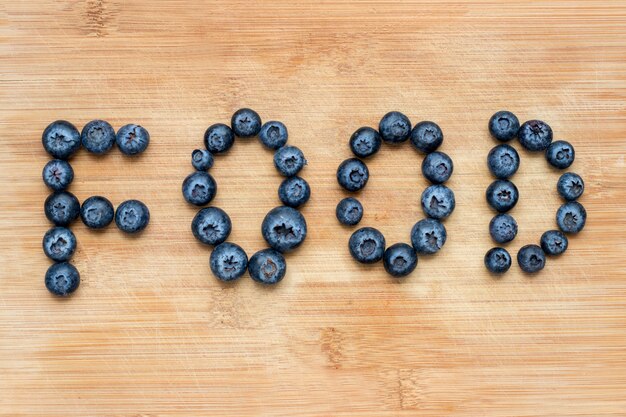 Wortlebensmittel gebildet mit Blaubeeren auf hölzernem