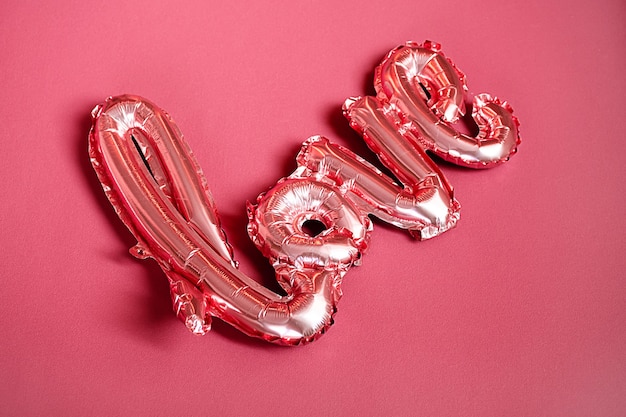 Wortliebe aus Folienballon, monochromes Layout, Valentinstag-Konzept