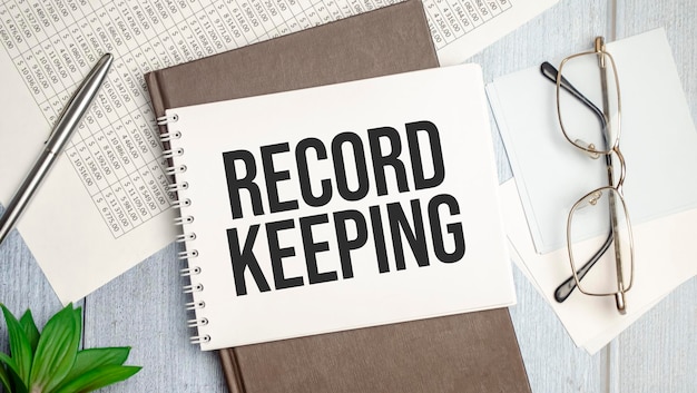 Worttext RECORD KEEPING auf weißem Papier