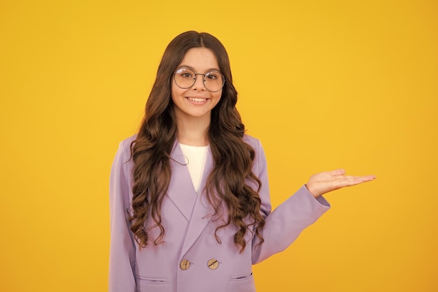 Wow, es increíble Niña adolescente conmocionada señalando a un lado el espacio de la copia Niña adolescente señalando con las dos manos y los dedos hacia un lado