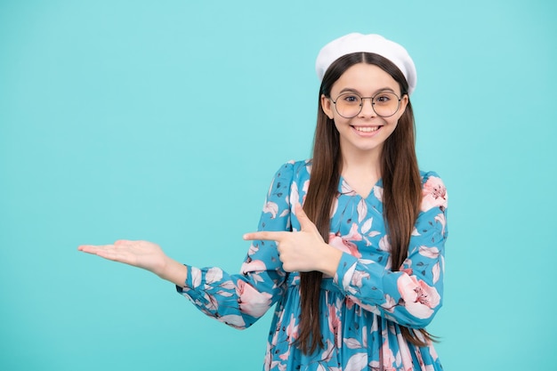 Wow, es increíble Niño adolescente conmocionado señalando a un lado el espacio de la copia Niña adolescente señalando con las dos manos y los dedos hacia un lado Adolescente feliz emociones positivas y sonrientes