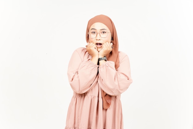 Wow expressão facial de choque de linda mulher asiática usando hijab isolado no fundo branco