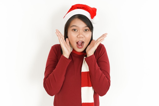 WOW Face Gesture Linda mulher asiática usando gola alta vermelha e chapéu de Papai Noel isolado no branco