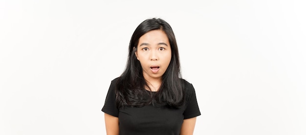 WOW Gesichtsausdruck der schönen asiatischen Frau isoliert auf weißem Hintergrund