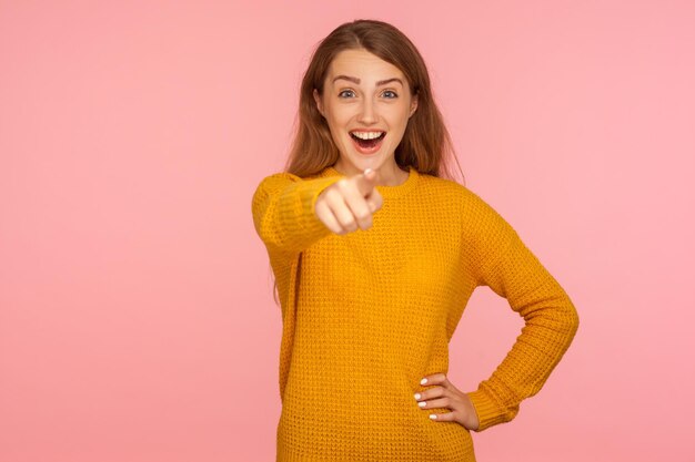 Wow hey you Retrato de una chica pelirroja sorprendida apuntando a la cámara y mirando con asombro la cara sorprendida indicándote con entusiasmo que tomaste una foto de estudio de elección aislada en un fondo rosa