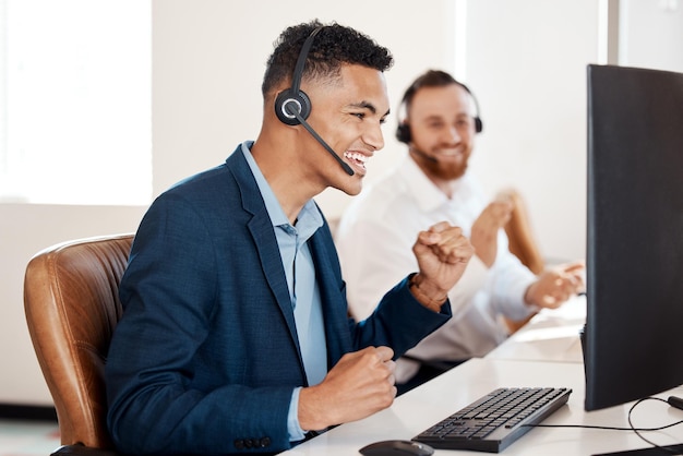 Wow, ich kann mein Glück kaum fassen Aufnahme eines jungen Call-Center-Agenten, der jubelt, während er in einem Büro arbeitet