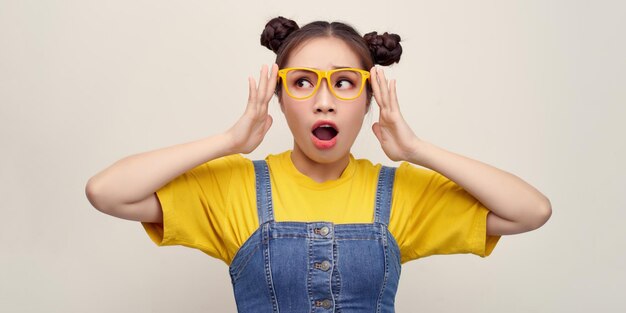 Wow, no te creo, sorprendiste a una mujer asombrada con la boca abierta y los ojos grandes tocando sus lentes.