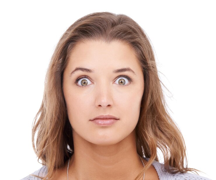 Foto wow surpresa e retrato de mulher no estúdio com notícias chocantes fofoca ou segredo em fundo branco olhos rosto e modelo feminino com emoji de alarme ou mente soprada por inesperada informação de drama ou história