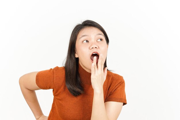 WOW und entsetzter Gesichtsausdruck der schönen asiatischen Frau lokalisiert auf weißem Hintergrund