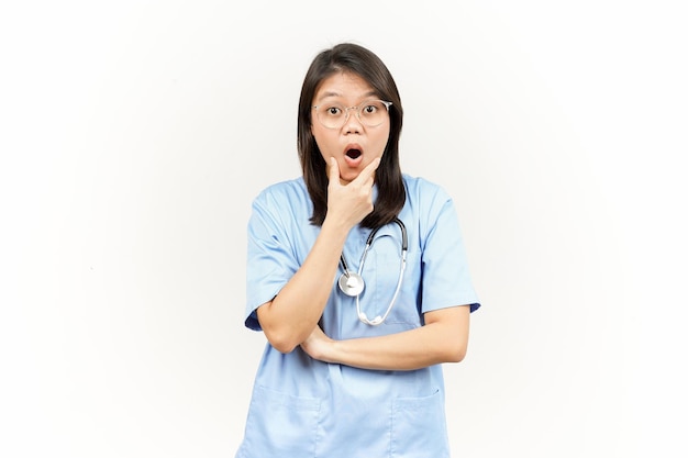 WOW und entsetzter Gesichtsausdruck des asiatischen jungen Doktors lokalisiert auf weißem Hintergrund
