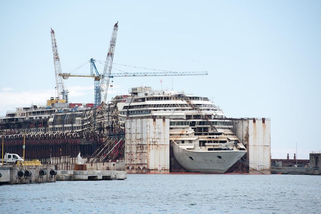 Wrack der Costa Concordia im Hafen von Genua